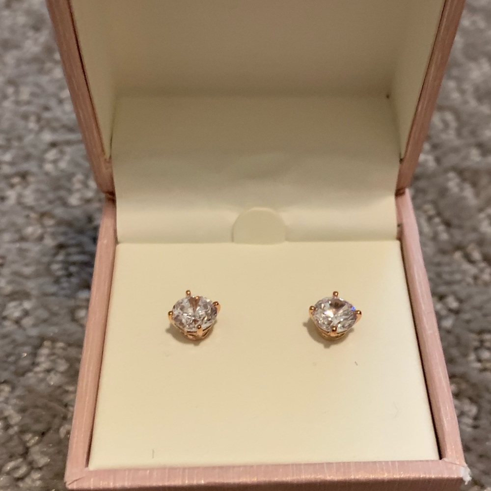 NWOT Gold plated stud earrings
